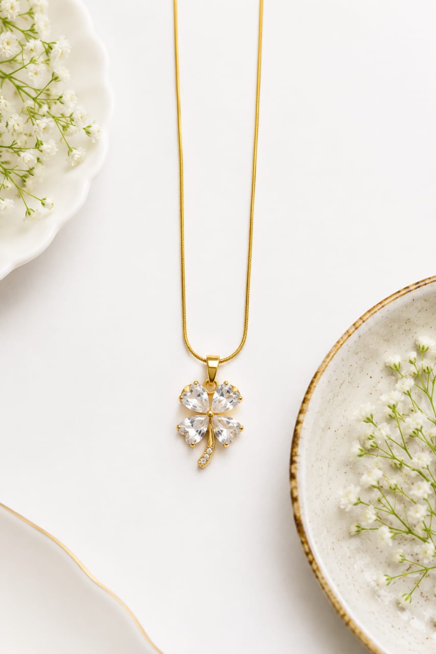 Heart-cut four-leaf Clover Pendant Necklace
